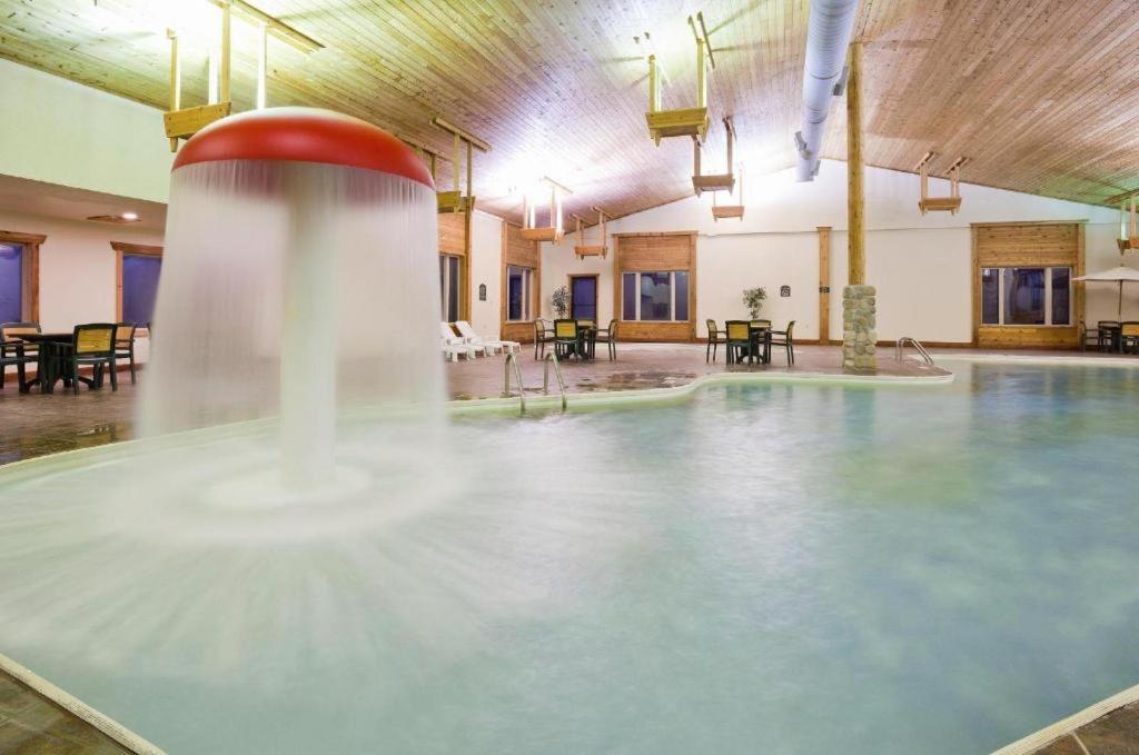 Holiday Inn Express Munising-Lakeview Hotel By Ihg Eksteriør bilde